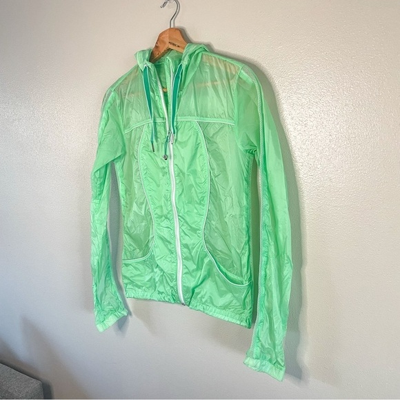 Lululemon | Transparent-see Jacket / Windbreaker in βVery Greenβ - Picture 5 of 10
